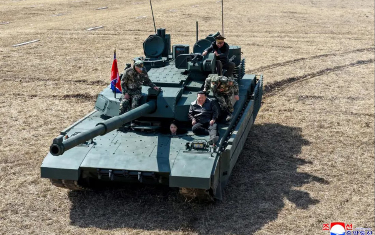 13 yaşlı qızı ilə tank sürdü - Fotolar 