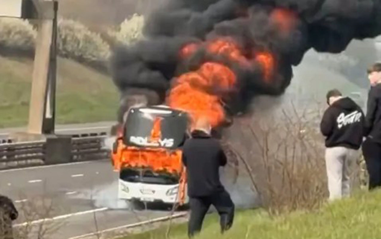 Azarkeşləri daşıyan avtobus yolda yanıb kül oldu - Fotolar - Video