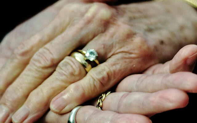 Öz qayınanası ilə EVLƏNDİ: 80 yaşı var 