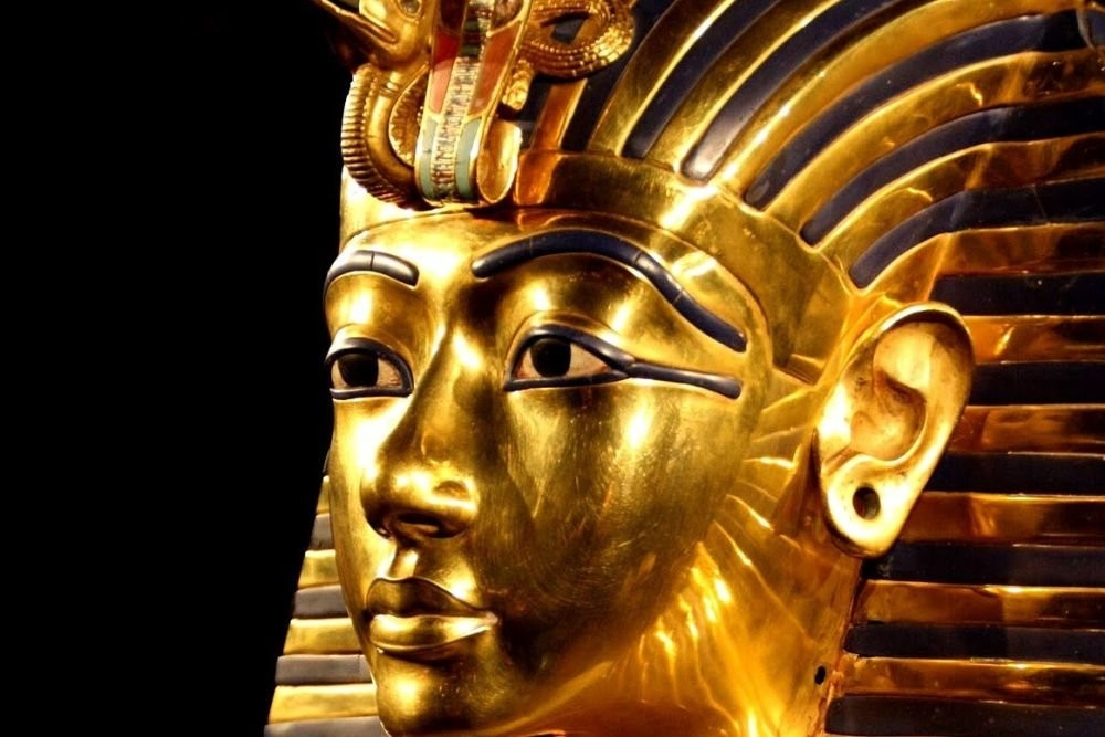 Valideynləri bacı-qardaş idilər,özü də bacısı qızı ilə evlənmişdi&nbsp; &nbsp; —&nbsp; Lənətlənmiş fironun HƏYATI