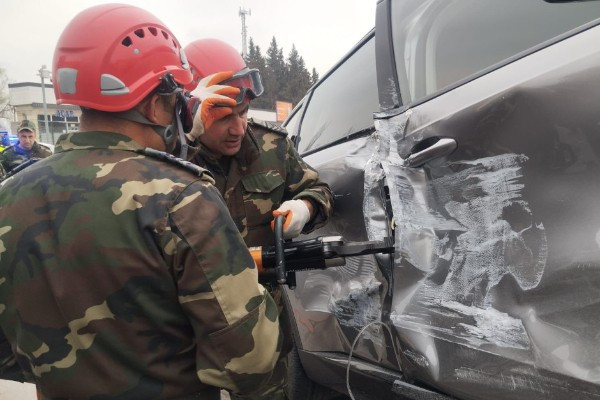 Maşında sıxılı vəziyyətdə qalan qadın belə xilas edildi - VİDEO  