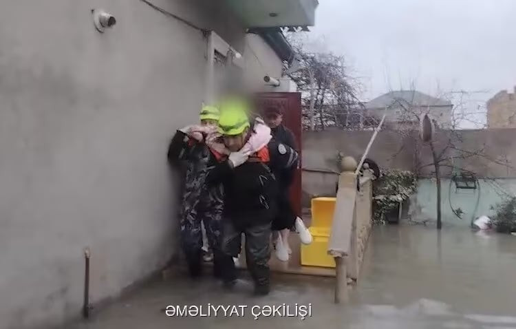 Subasmaya görə köməksiz qalan 9 nəfər xilas edildi - VİDEO&nbsp;