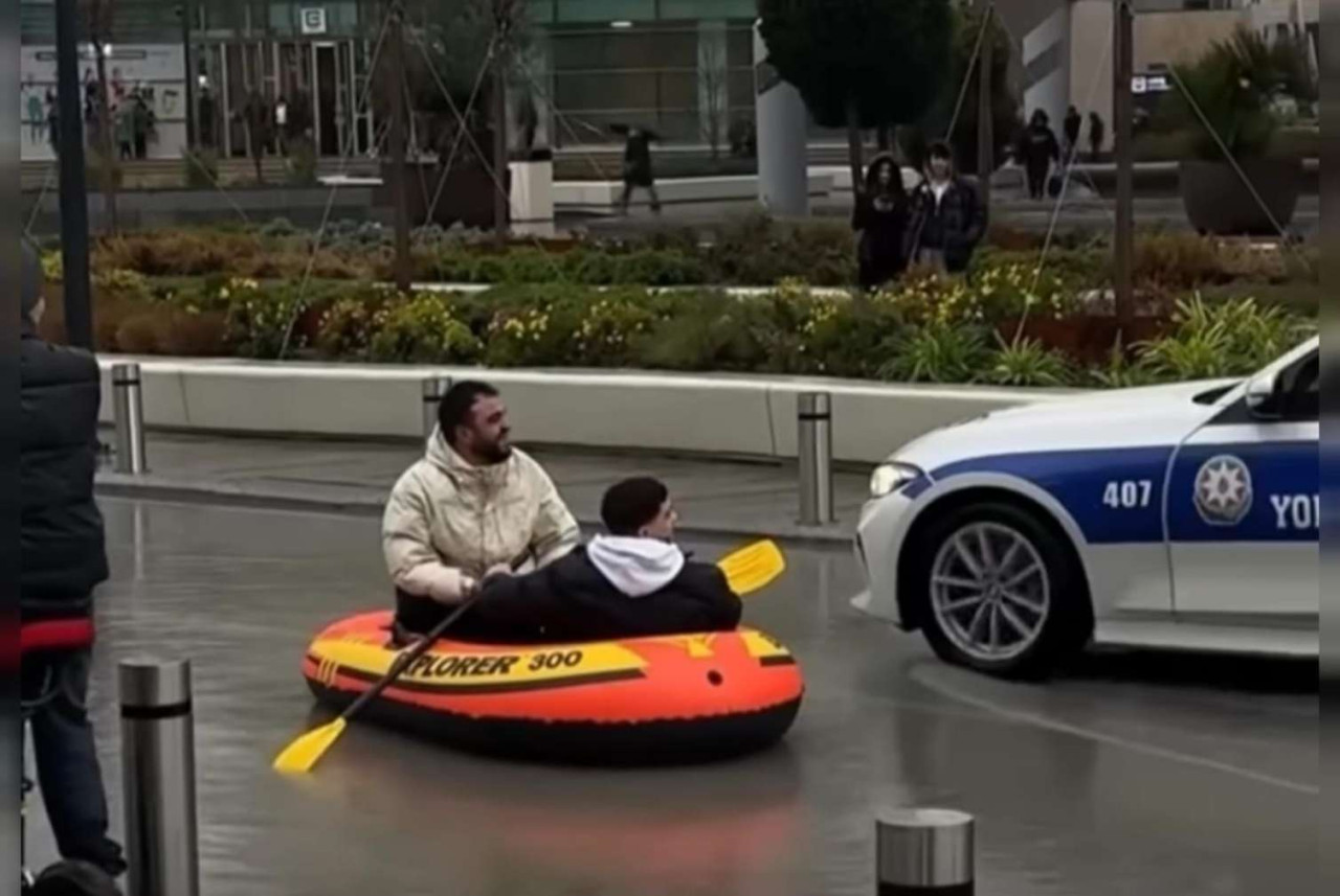 28 Mayda maraqlı anlar: Metronun önündə \"qayıq\" sürdülər - VİDEO 