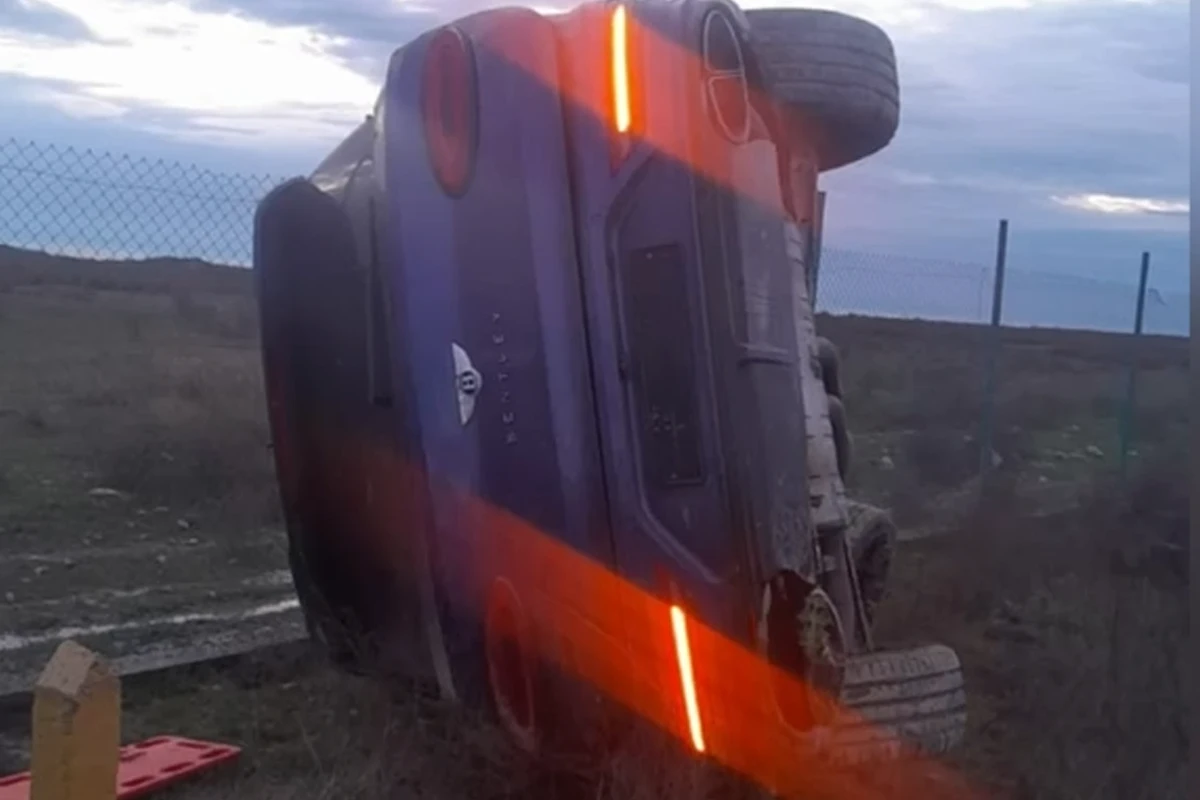 Bakı–Quba yolunda “Bentley” aşıb, 1 nəfər xəsarət alıb - FOTO