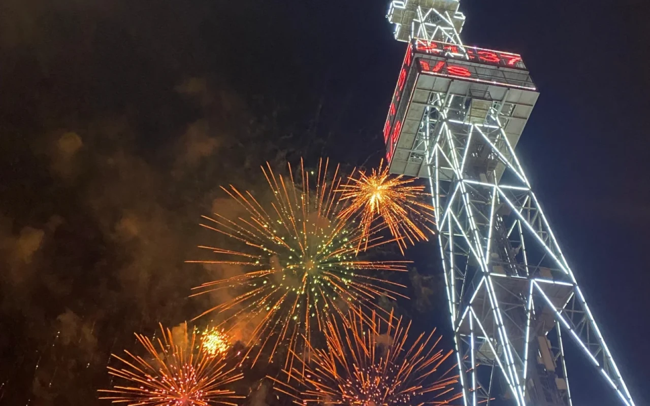 Bakı bulvarında saat adlandırılan bu tikili əslində görün nə imiş    —   MARAQLI FAKT