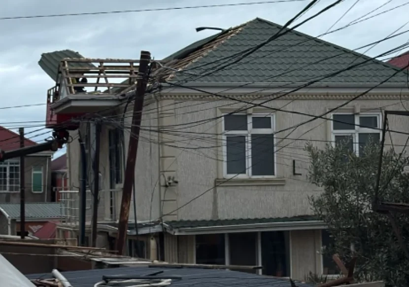 Keşlədə subasmaya səbəb olan evi sökməyə başladılar&nbsp;