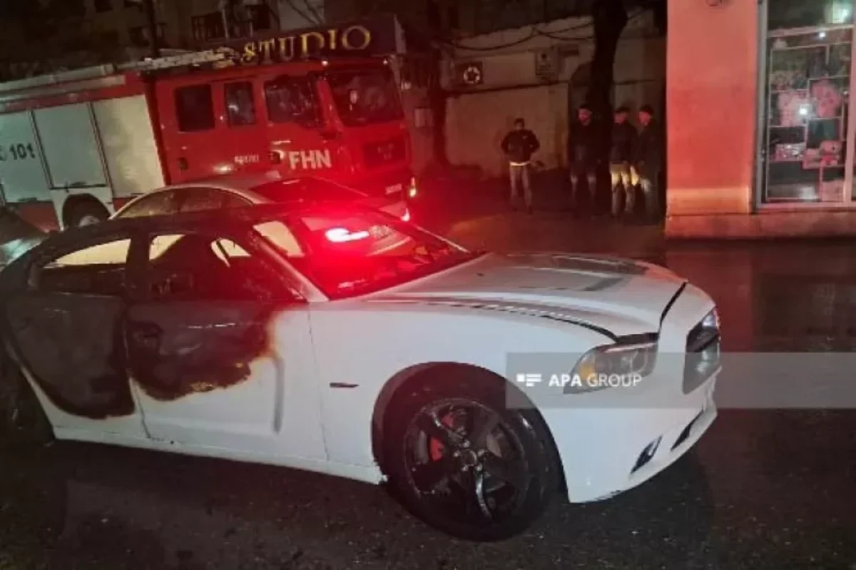 Hərbi Prokurorluğun qarşısında maşın yandı-Foto