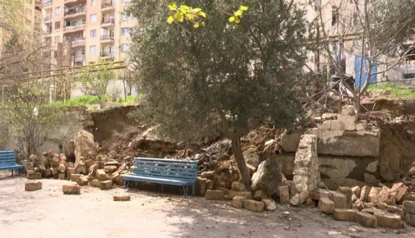 Uşaqların oynadığı ərazidə DİVAR UÇDU&nbsp;