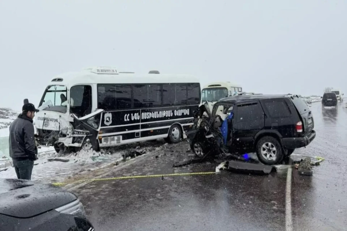 Paşinyanın kortejini müşayiət edən avtobus qəza törədib