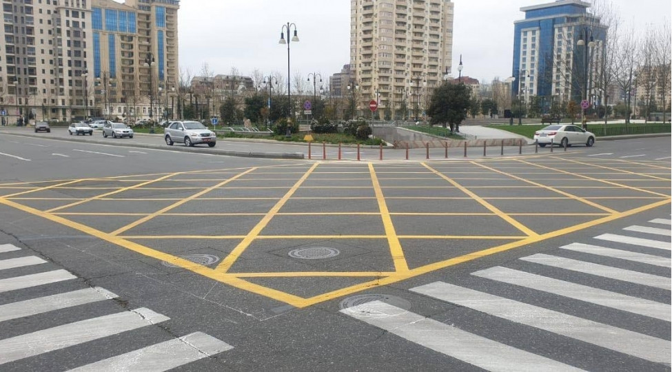 Bakıdakı sarı kəsişmə&nbsp; torları nə üçündür?&nbsp; &nbsp; —&nbsp; &nbsp;Sürücülərin DİQQƏTİNƏ!