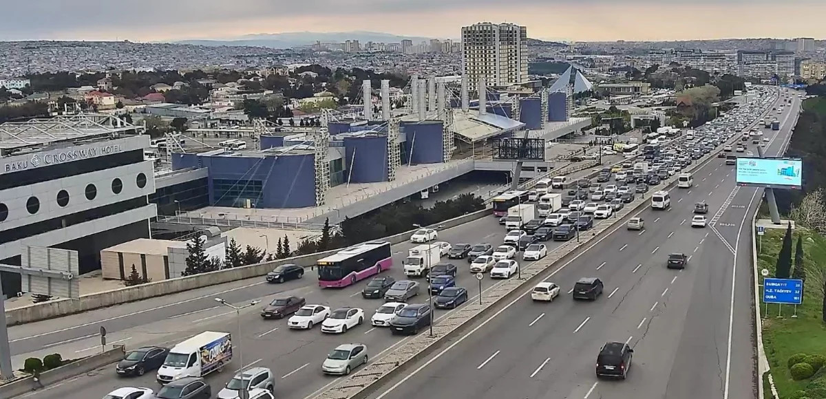 Bu yollara girməyin,tıxac var&nbsp; &nbsp; —&nbsp; &nbsp;SİYAHI