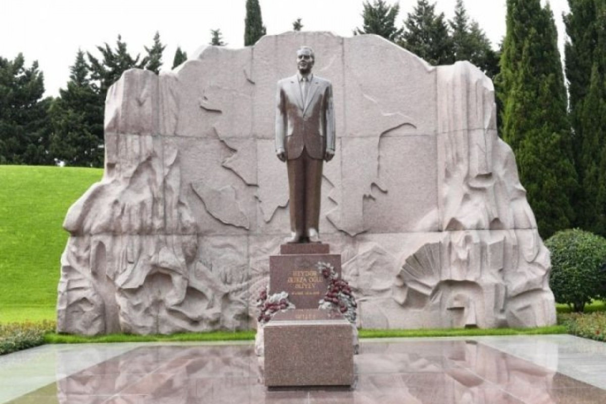 Latviya Prezidenti Heydər Əliyevin məzarını ziyarət edib&nbsp;