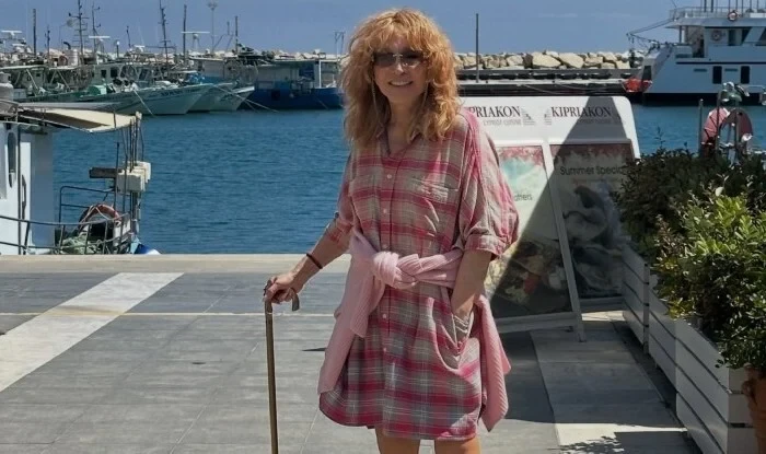 77 yaşlı Puqaçova əlində əsa ilə - Foto