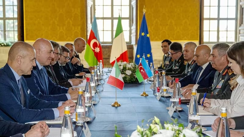Azərbaycan müdafiə naziri İtaliyaya rəsmi səfər edib
