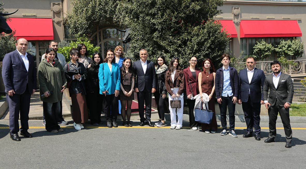 “Senior Talks” layihəsinin davamı: Aydın Veysəloğlu ADA tələbələri ilə yenidən görüşdü 