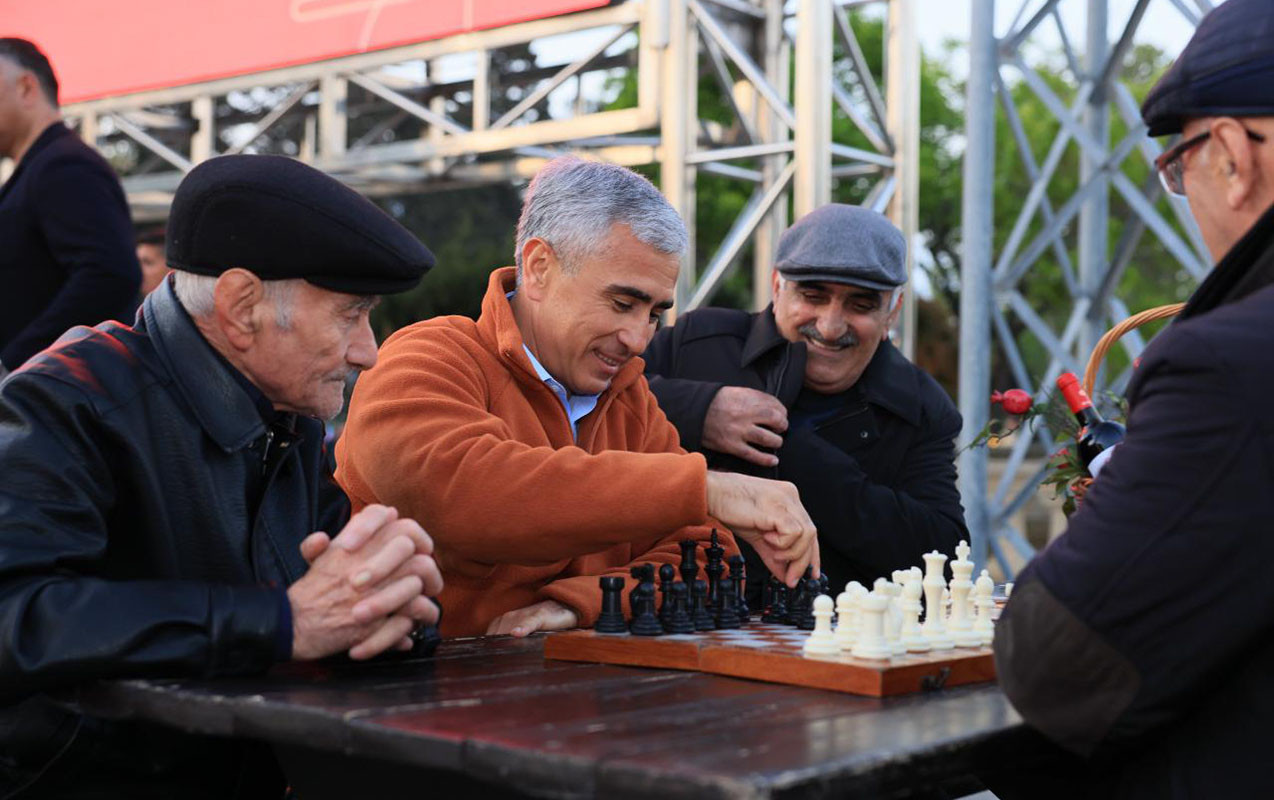 Anar Ələkbərov bulvarda təqaüdçülərlə şahmat oynadı - Fotolar