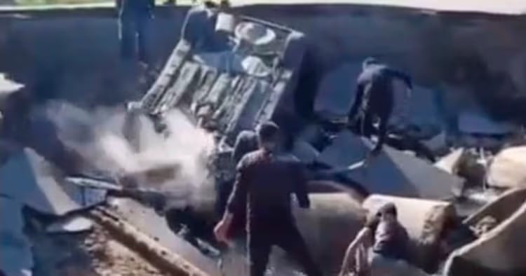 Bir aydır çökən yolu düzəltmirlər - Bu dəfə maşın düşdü - Video