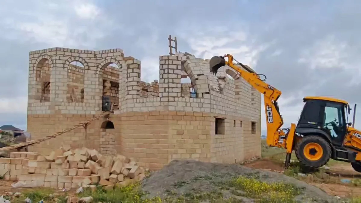 Gəncədə qanunsuz inşa olunan tikililər sökülüb