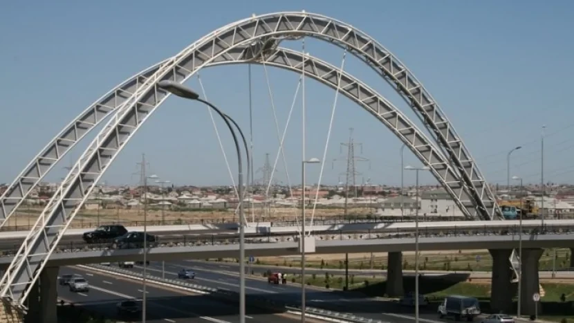 Koroğlu stansiyası yaxınlığında körpüdə TƏHLÜKƏ&nbsp;