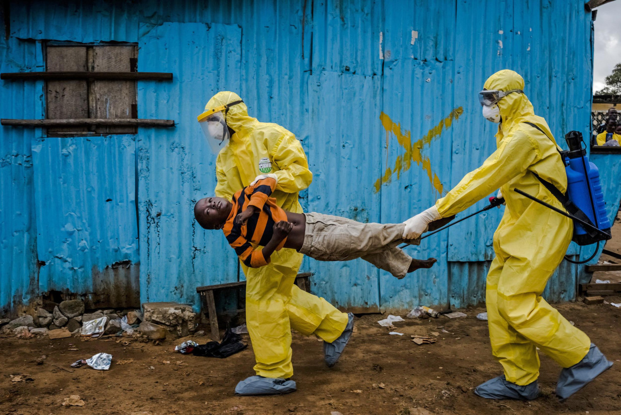 Ebola insana necə keçir?