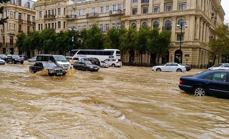 Yağış sularının şəhərə dolmasında kimlər məsuliyyət daşıyır?  — ADLAR AÇIQLANDI