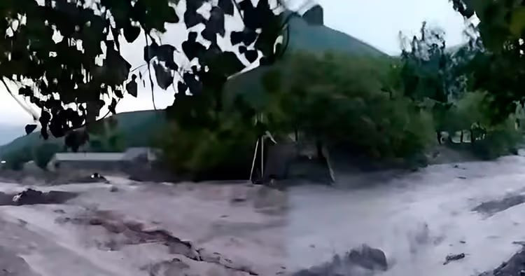 Şəkidə güclü sel iki körpünü dağıdıb - VİDEO