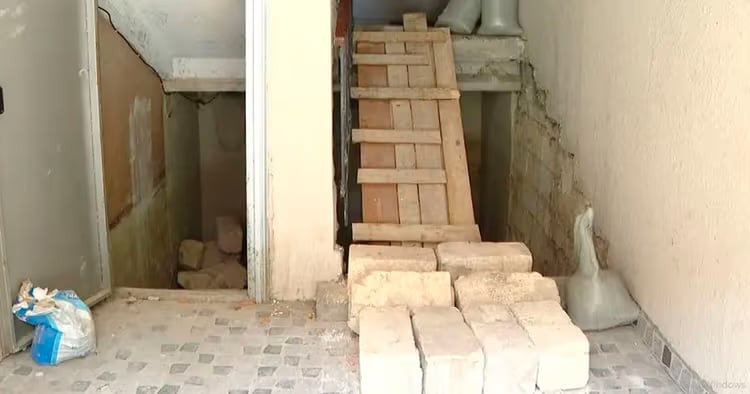 Bakıda binanın pilləkəni çökdü - VİDEO