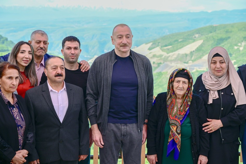 Prezident  bu kənddə sakinlərlə görüşdü  — FOTOLAR