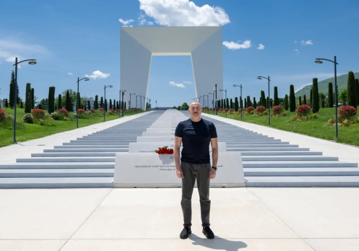 İlham Əliyev Xankəndidə Zəfər tağının önünə gül dəstələri düzüb 