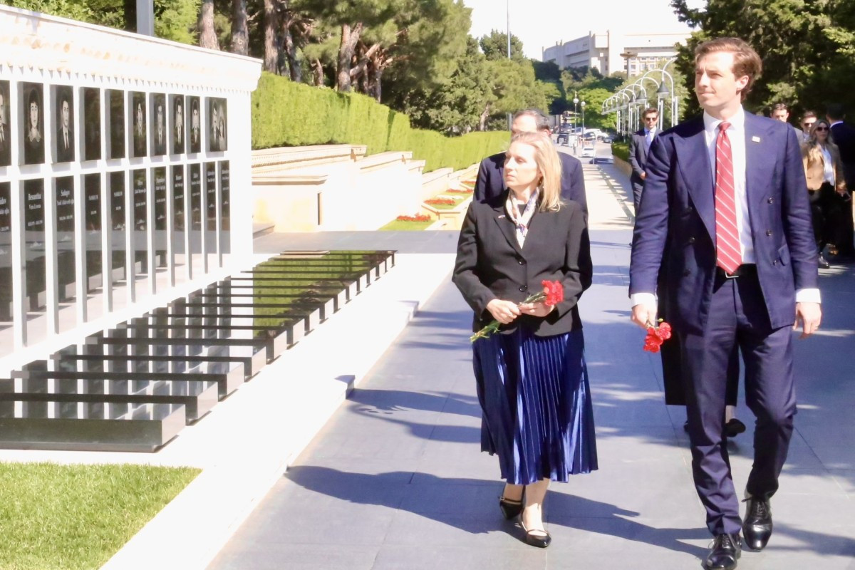 ABŞ Dövlət katibinin köməkçisi Şəhidlər xiyabanını ziyarət edib - FOTO&nbsp;