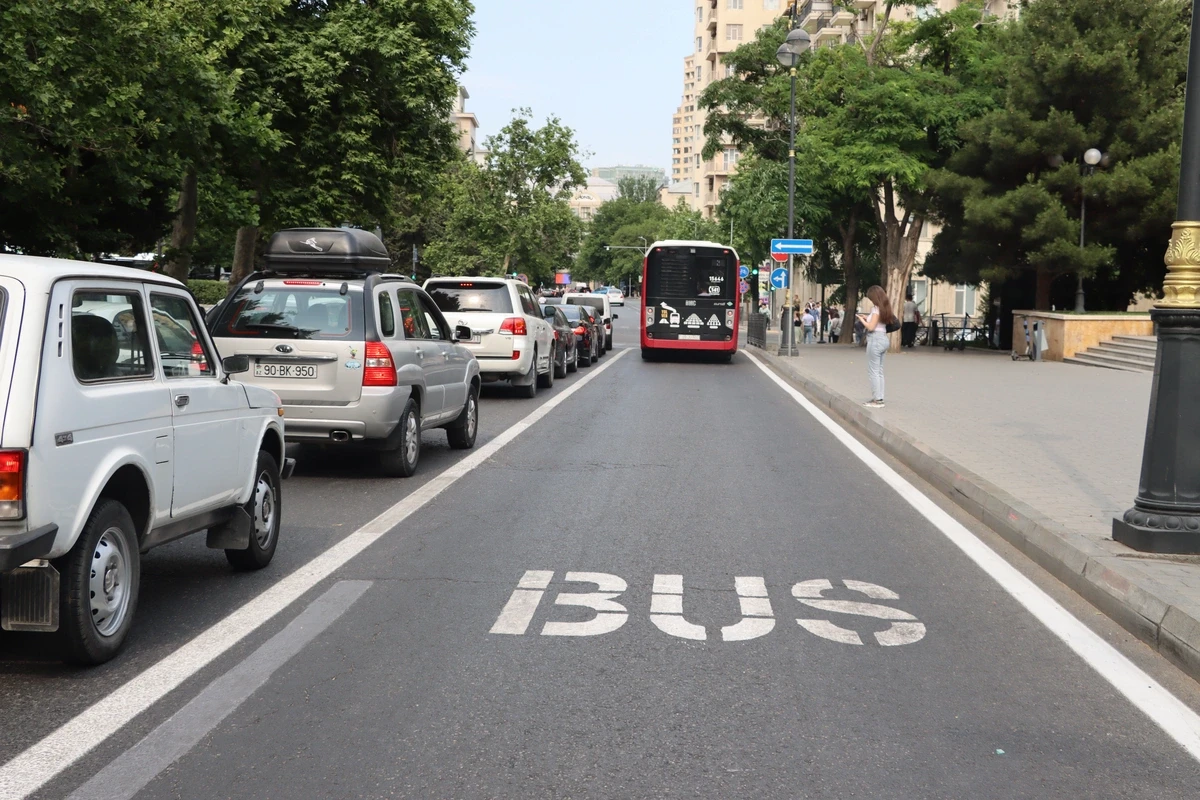 Sürücülər hansı hallarda avtobus zolağına girə bilər? -VACİB MƏQAM AÇIQLANDI