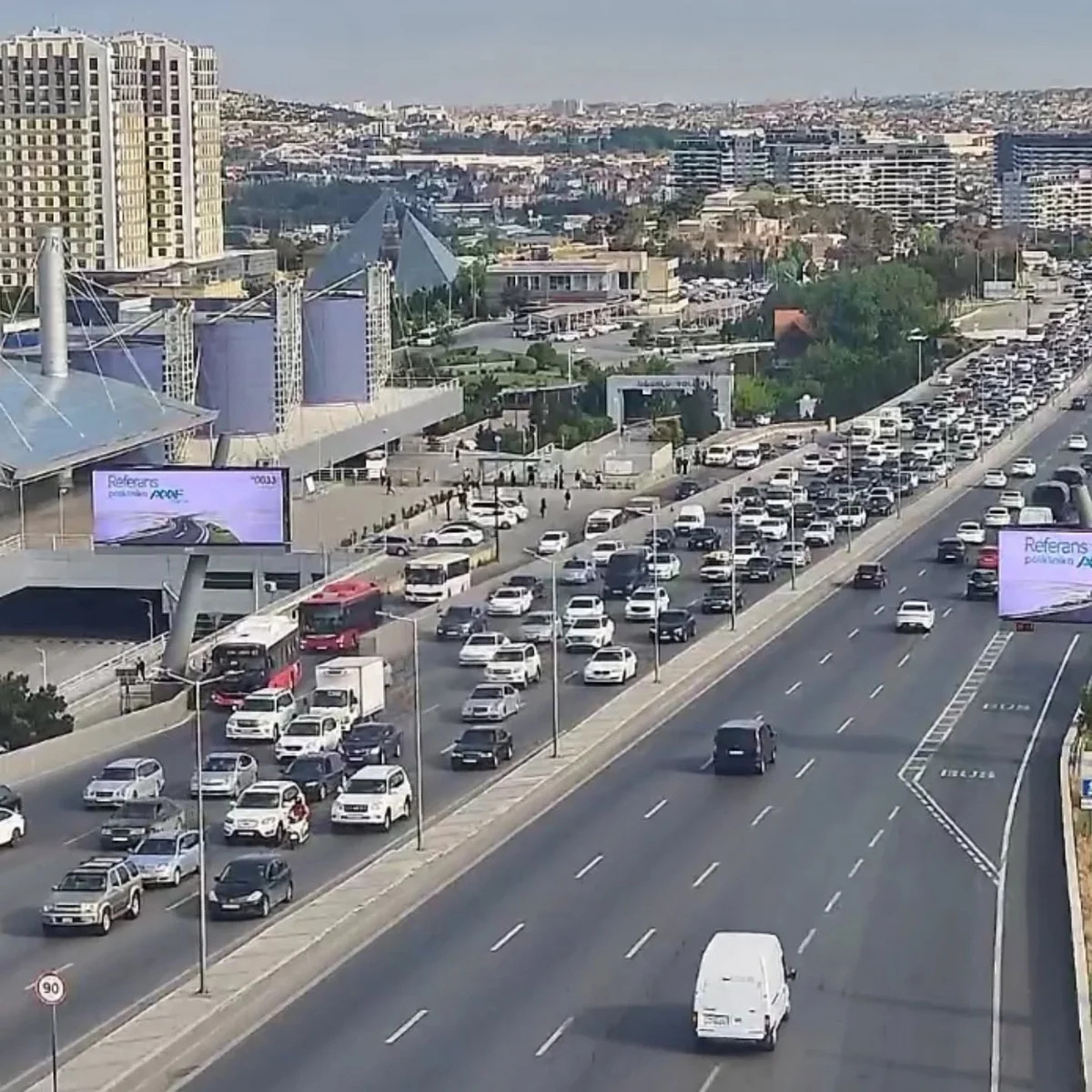 Bakının bir sıra yollarında tıxac yaranıb