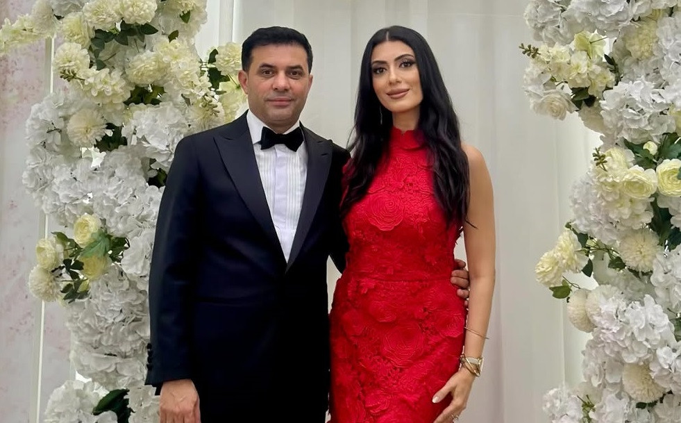 Toydan sonra birlikdə getdikləri məclisdən paylaşım etdi