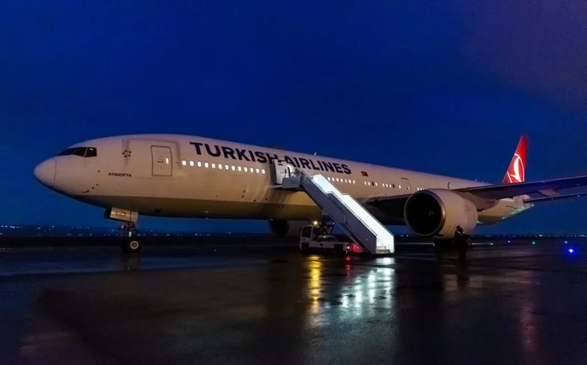 Türkiyədə təyyarə radar dirəyinə çırpılıb, 267 sərnişin təxliyə olunub 