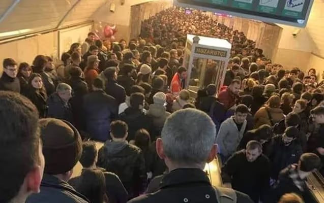 Metroda dəhşətli anlar - Azyaşlı uşaq yıxıldı 