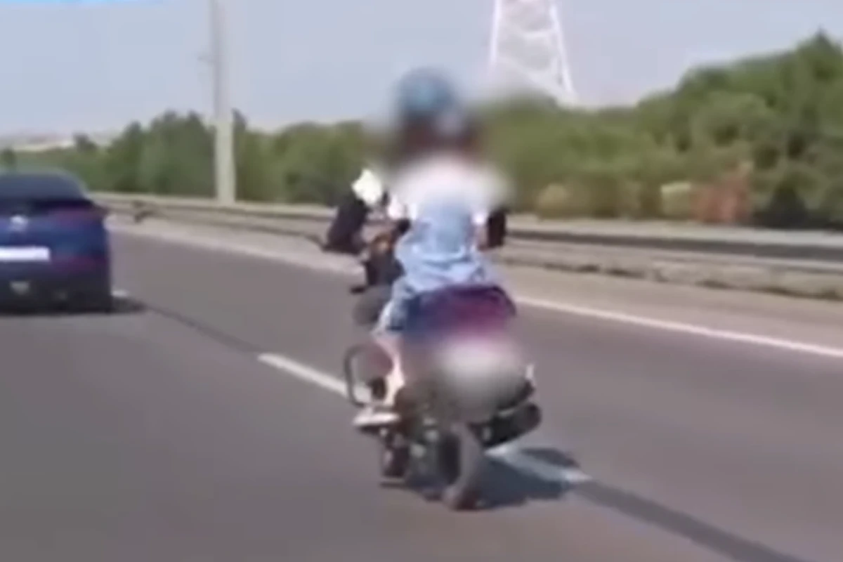 Bakıda övladını təhlükəli şəkildə daşıyan motosiklet sürücüsü saxlanılıb 