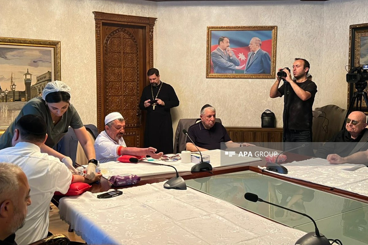 Dini liderlər Aşura günü QAN VERDİ