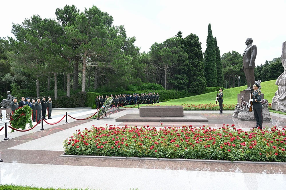 MN-in rəhbər heyəti Fəxri Xiyaban, Zəfər parkı və Hərbi Memorial Məzarlığı ziyarət edib&nbsp;