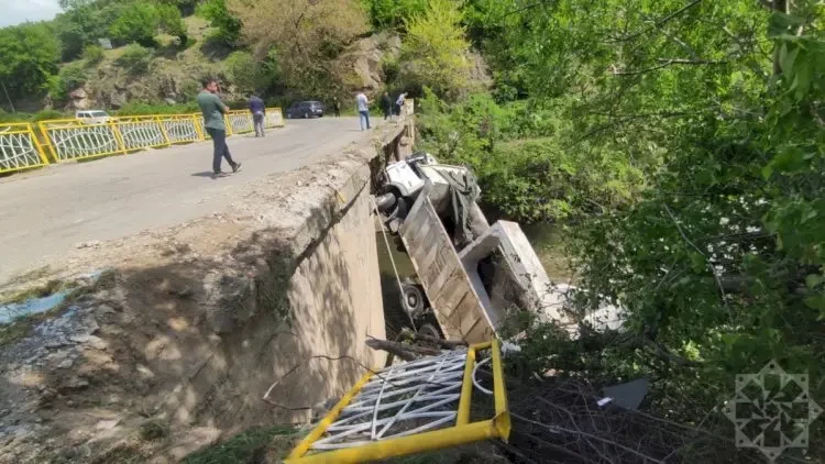 Yük avtomobili çaya aşdı, ölən var&nbsp;