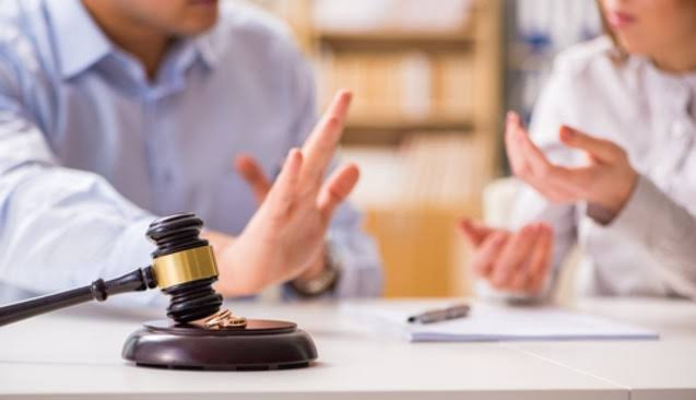 Boşanmadan sonra soyad mübahisəsi: hüquq nə deyir?  