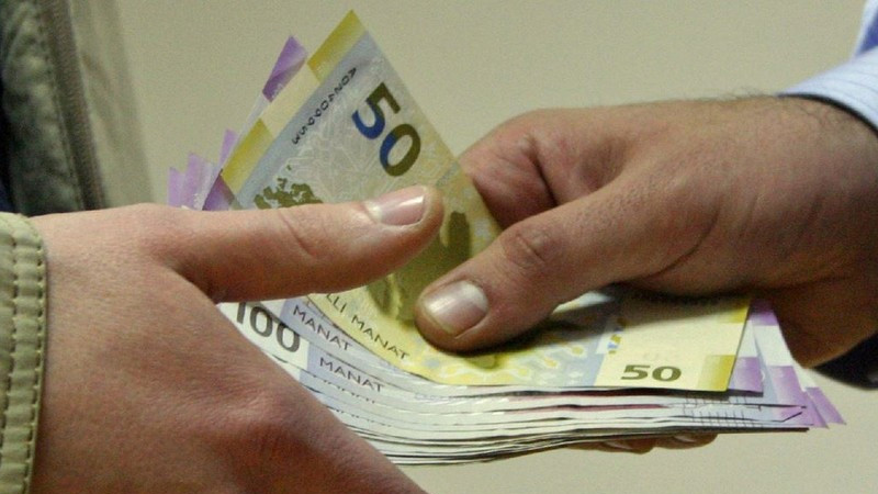 Məhkəmə adı ilə yüz minlərlə manat topladı