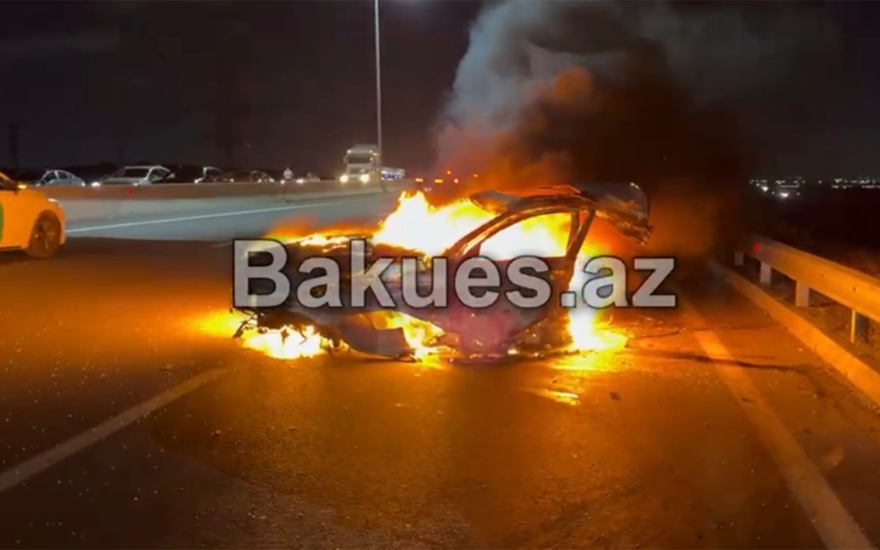 Bakıda avtomobil iki yerə bölündü - Ağır qəza+Video&nbsp;