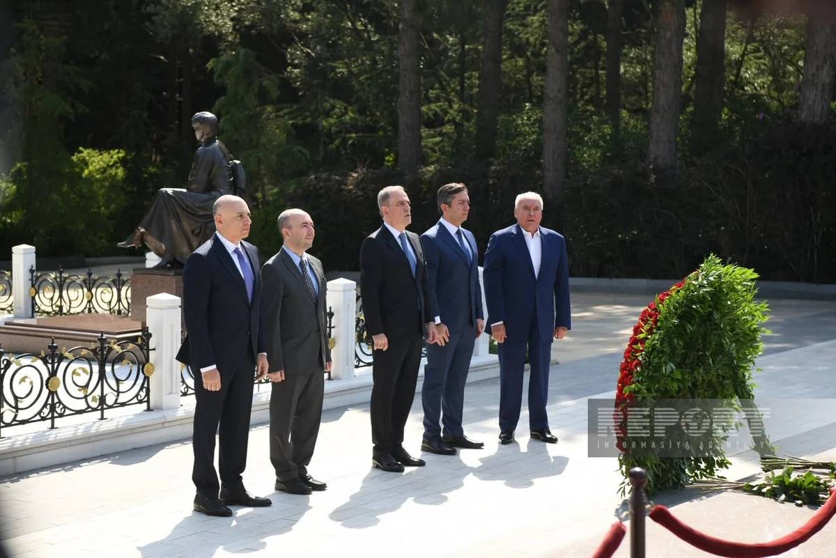 Azərbaycan Xarici İşlər Nazirliyinin kollektivi Fəxri xiyabanı ziyarət edib&nbsp;