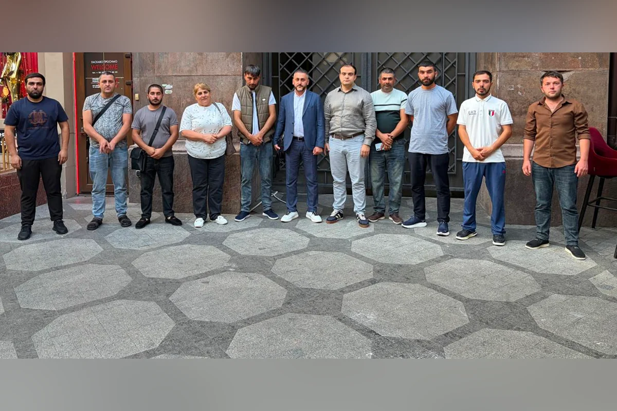 Odessa yaxınlığında dronla vurulan gəmidən xilas edilən azərbaycanlılar Vətənə yola salınıb 