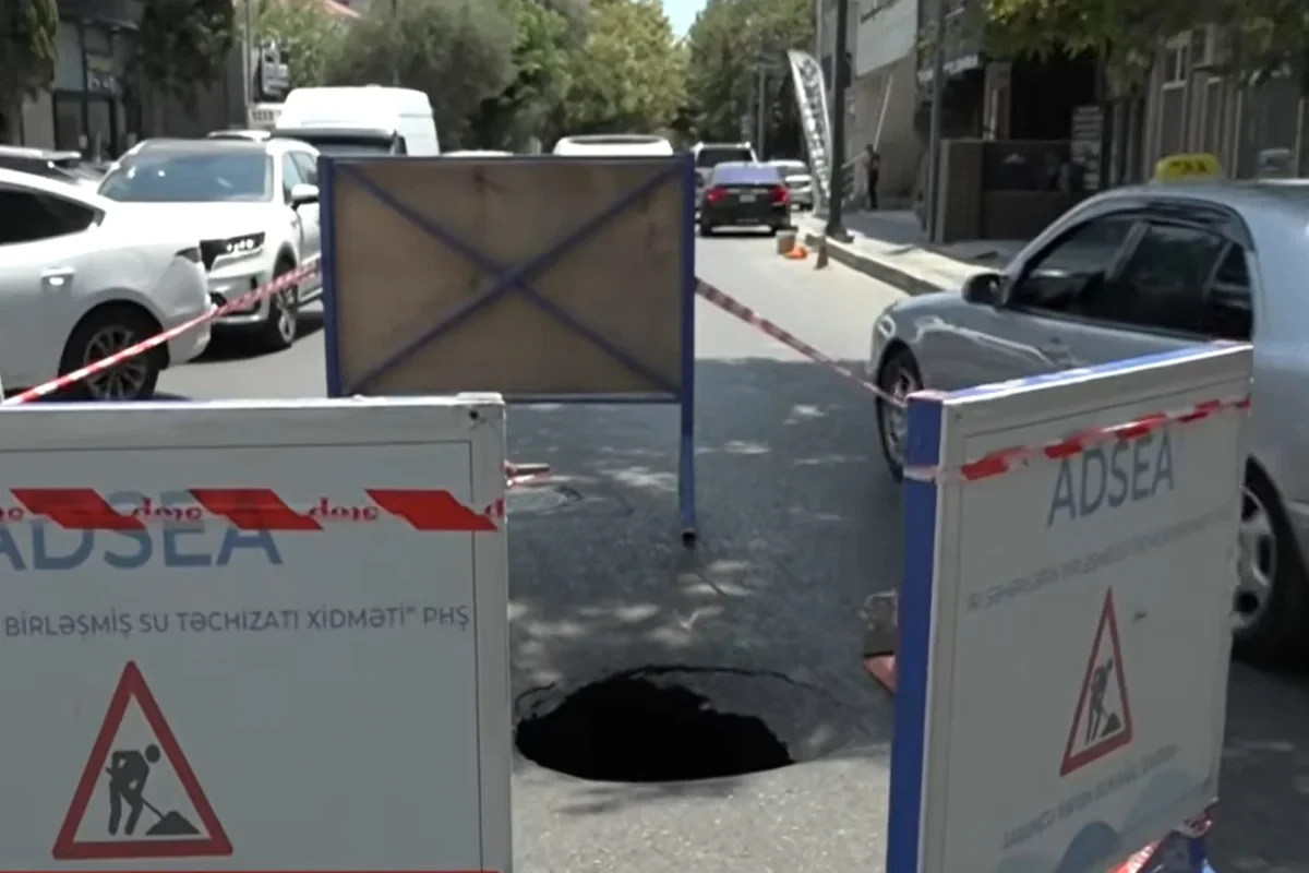 Paytaxtda yol çökdü: Tıxacda qalan sürücülər çətin anlar yaşadılar - VİDEO&nbsp;&nbsp;