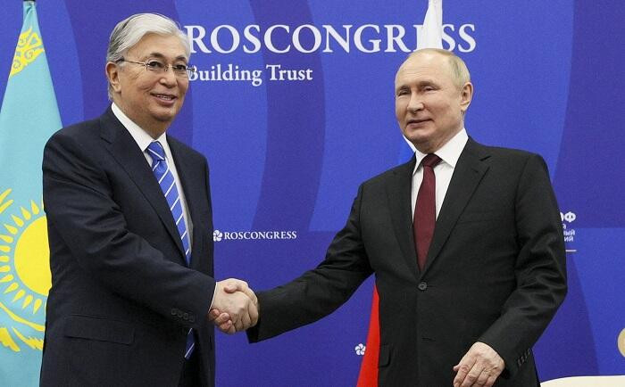 Putin Omskda Tokayevlə görüşdü 