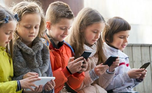 “Uşaq darıxanda dərhal telefon verməyin\" – Mütəxəssisdən valideynlərə mühüm XƏBƏRDARLIQ&nbsp;&nbsp;