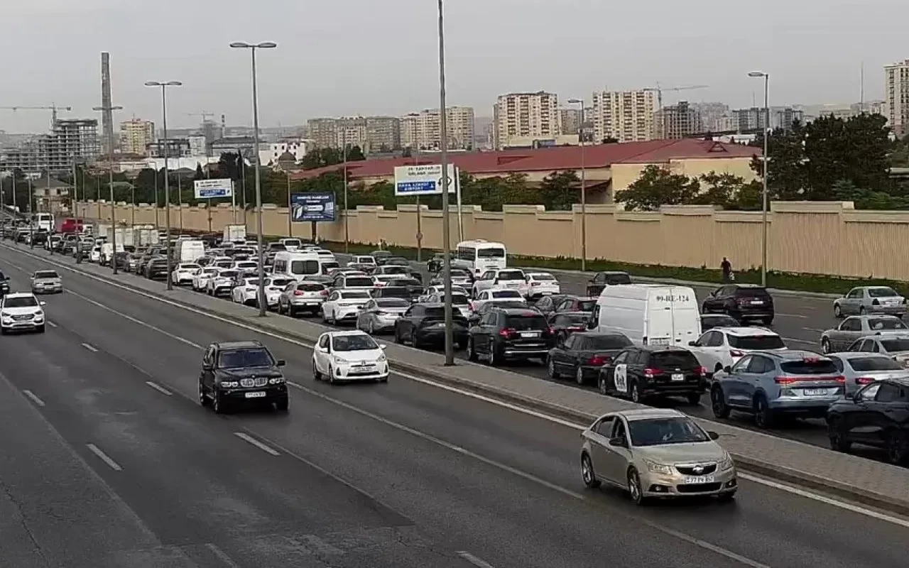 Bəzi yollarda sıxlıq yarandı - SİYAHI&nbsp;