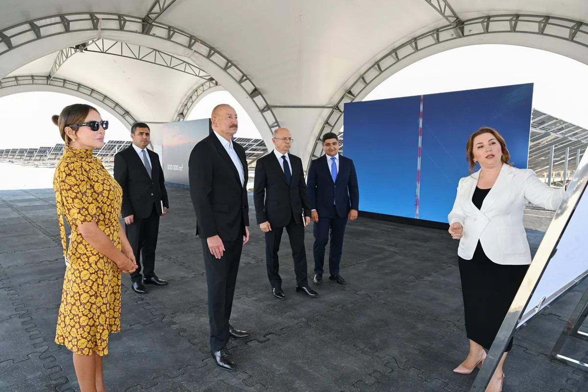 İlham Əliyev Naxçıvan şəhərində \"Şəms 1\" və \"Qərbi Üfüq\" Günəş Elektrik stansiyalarında görülən işlərlə tanış olub