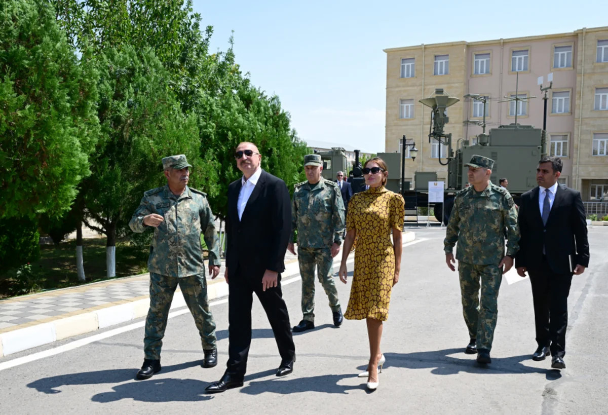 Prezident Döyüş bayraqlarının verilməsi mərasimində - Video-Fotolar 